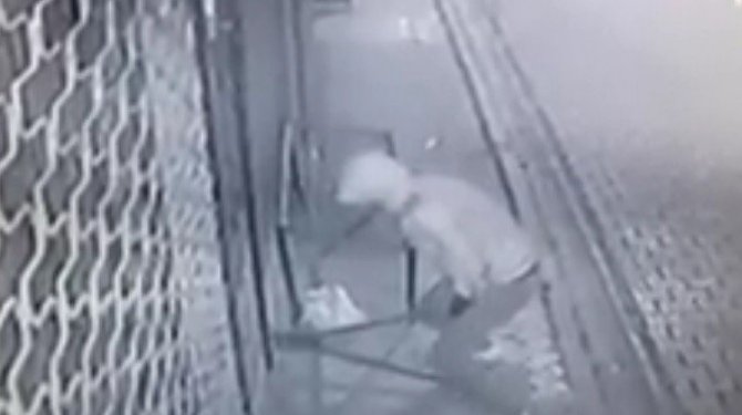 Hırsızlar demir kesme makasıyla market soydu