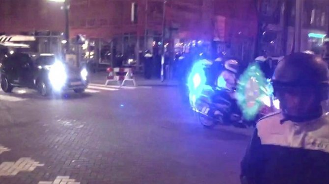 Bakan Kaya polis eskortu eşliğinde uzaklaştırıldı