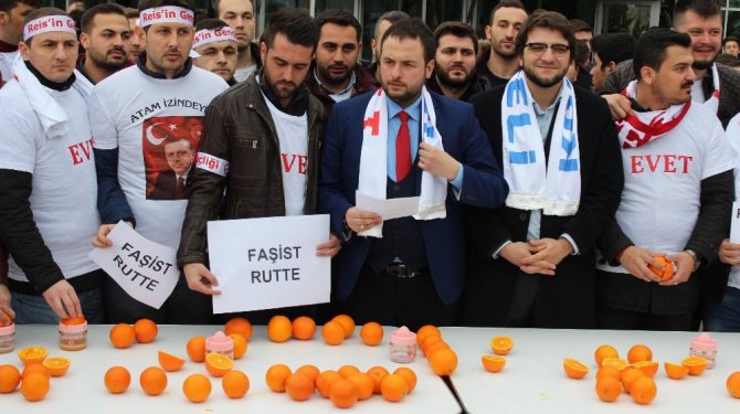 Portakal sıkarak tepki gösterdiler