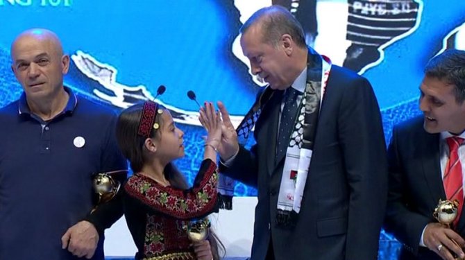 Erdoğan Filistinli küçük gazeteciye ’Rabia’yı öğretti