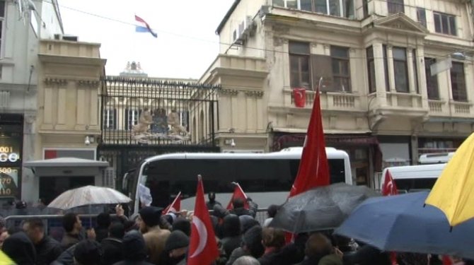 Konsolosluk önündeki protesto gösterisi sürüyor