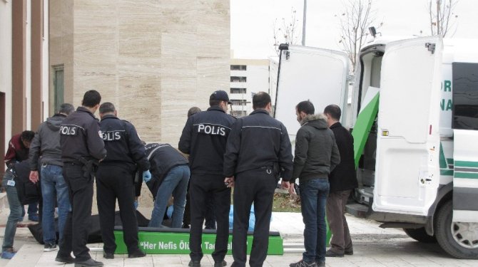 Cami avlusunda pompalı tüfekle cinayet