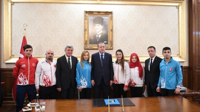 Cumhurbaşkanı Erdoğan şampiyon sporcuları ödüllendirdi
