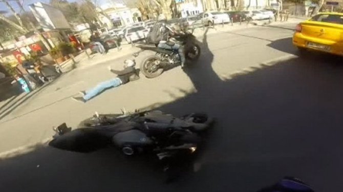 İki motosikletin karıştığı kaza kamerada
