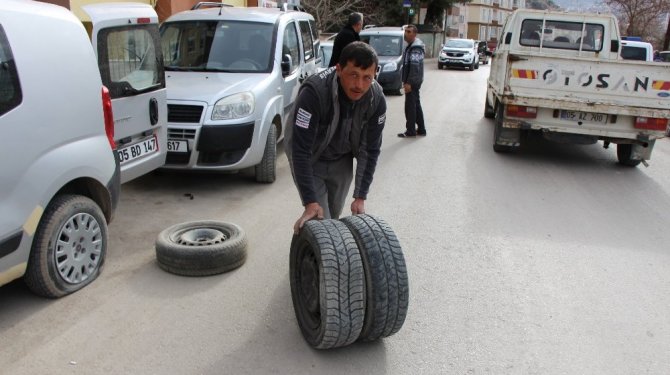 Akıl almaz olay 30’dan fazla aracın lastiği kesildi