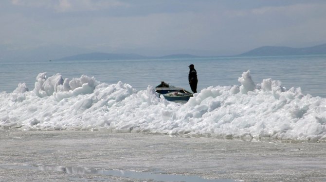 Beyşehir Gölü’ndeki buz adalarından kartpostallık görüntüler