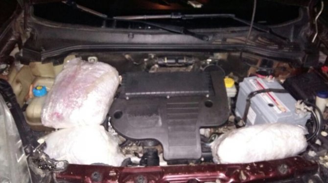 Otomobilin motorunda uyuşturucu çıktı