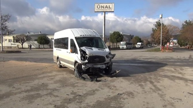 2 işçi servisi çarpıştı: 20  kişi yaralandı