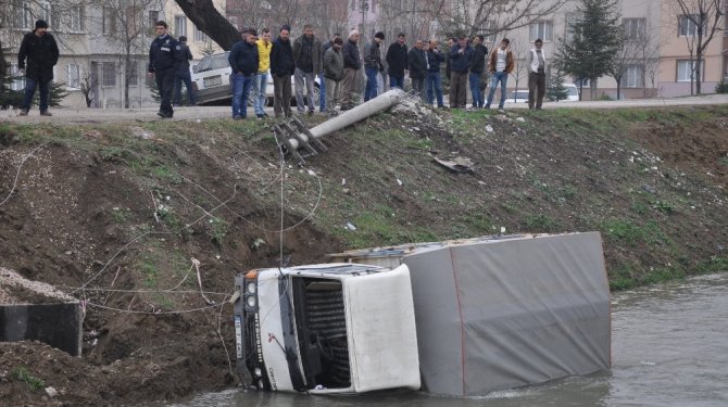 Kamyonet dereye uçtu,sürücücüyü vatandaşlar kurtardı