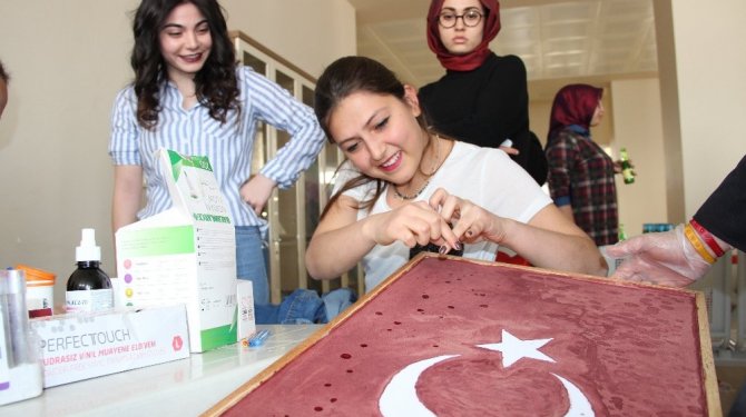 Bir damla kanla Türk bayrağı portresi