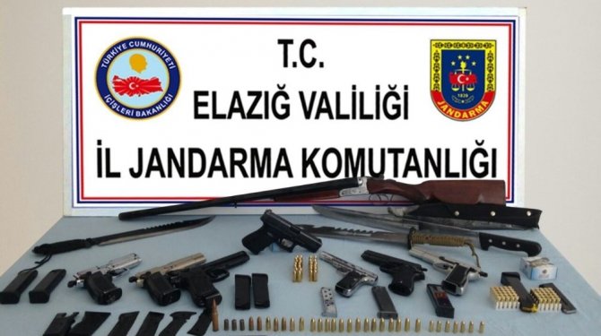 Silah ve mühimmat kaçakçılarına baskın: 3 gözaltı