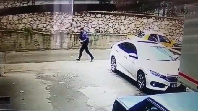 Taksicinin boynuna emniyet kemerini dolayıp gasp ettiler