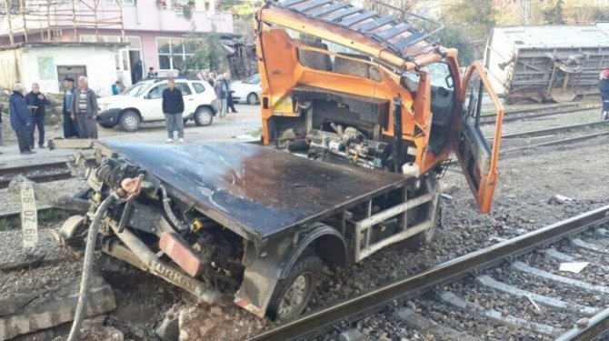 Demiryolu tamir aracı işçilerin üzerine devrildi: 3 işçi hayatını kaybetti