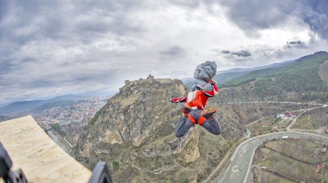 135 metreden atladı