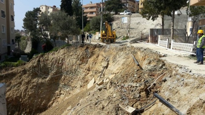 Aydın’da yol çöktü, bina zemine oturdu