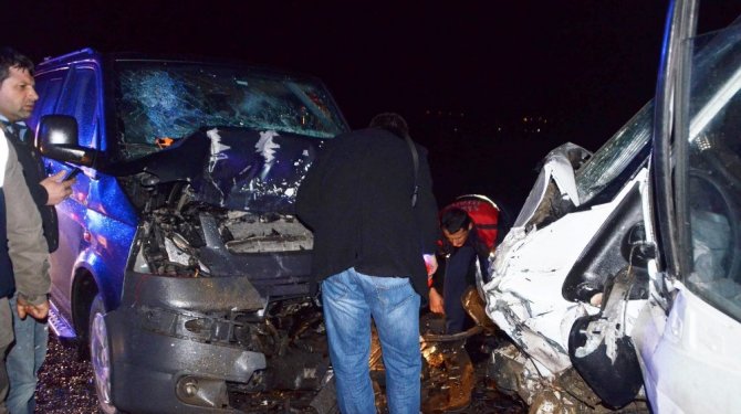 Kamyonet ile minibüs kafa kafaya çarpıştı: 1 ölü, 4 yaralı