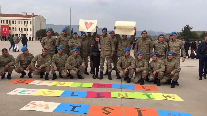 "Yürüyüş kararı" saydırarak evlenme teklifi yaptı