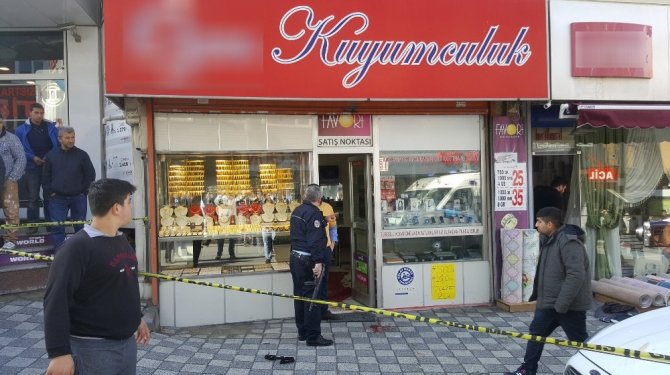 İstanbul’da kuyumcuyla soyguncular arasında çatışma: 2 yaralı