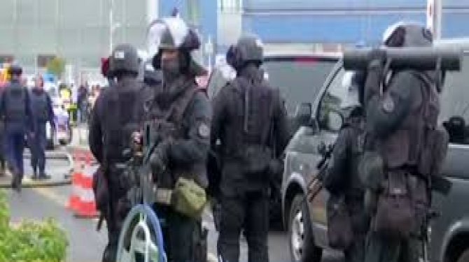 Paris'te Orly Havaalanında silah sesleri