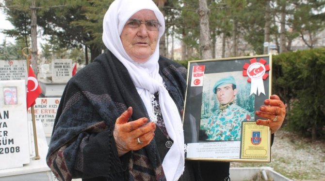 Şehit oğlunun boş mezarına gidip dua ediyor