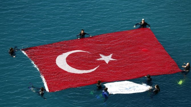 Şehitler için denizde dev Türk bayrağı açtılar