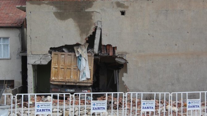 Eve giren kamyon 7 aydır çıkarılamadı