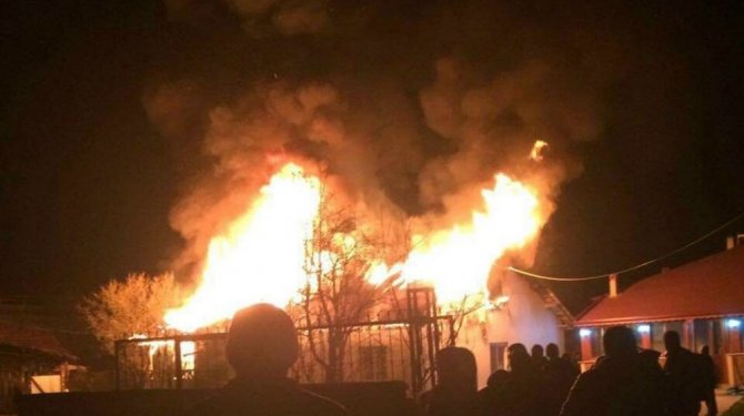 Ahşap ev yangında kül oldu