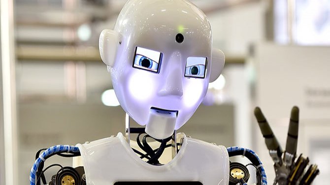 Bu robotlar şarkı da söylüyor tablet de kullanıyor