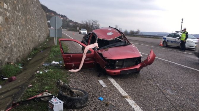 Taklalar atan otomobil duvara çarparak durabildi: 1 ölü