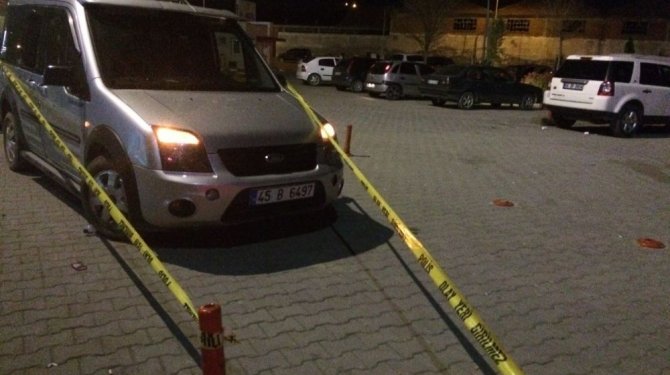 5 kişinin bulunduğu araç silahla tarandı