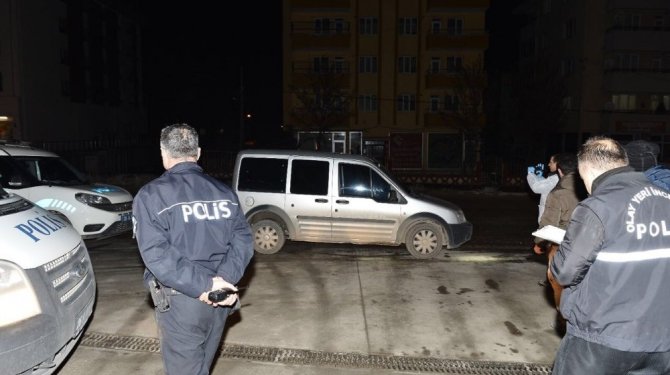 Silahlı kavgada 3 kişiyi yaralayıp polise de ateş açtılar