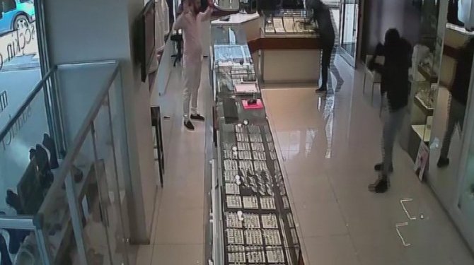 Güpegündüz kuyumcu soygunu kamerada