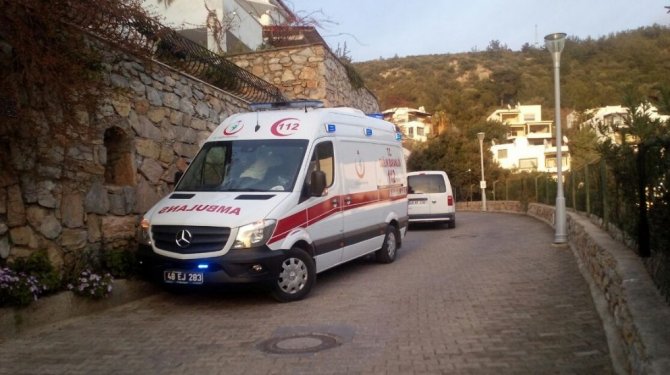 Yolda buldukları Alzheimer hastasını evine götüren polisler şoke oldu