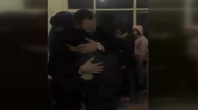 Göçmenler polise sarılarak teşekkür etti