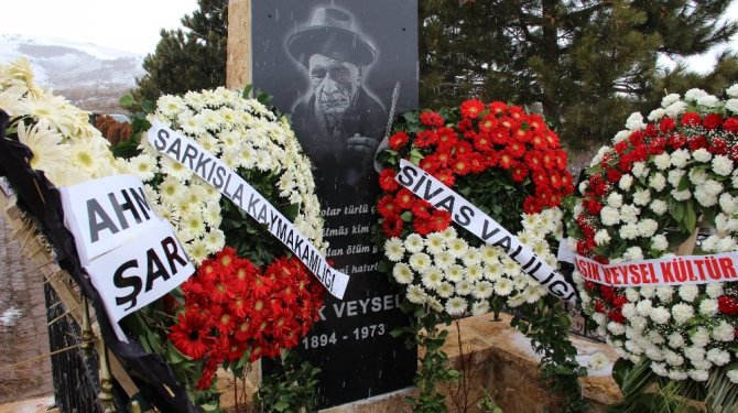 Aşık Veysel vefat edeli 44 yıl oldu