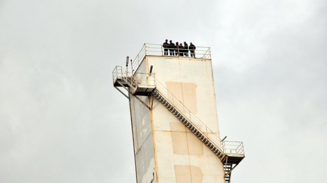 60 metre yükseklikteki oksijen kulesine çıkıp eylem yaptı