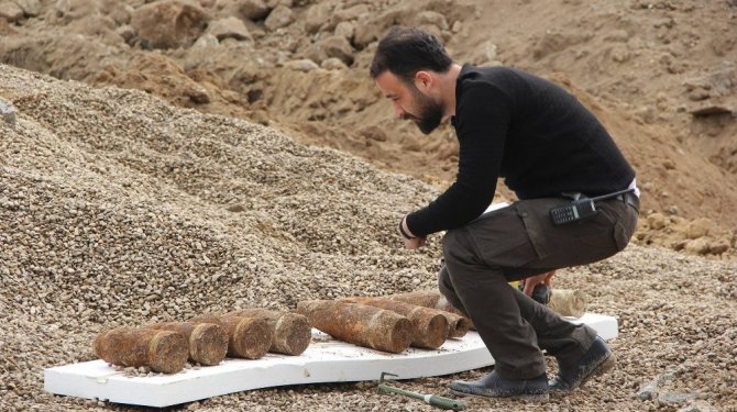 Kanalizasyon çalışmasında top mermisi bulundu