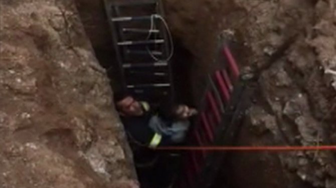 3 yaşındaki çocuk 7 metrelik çukura düştü