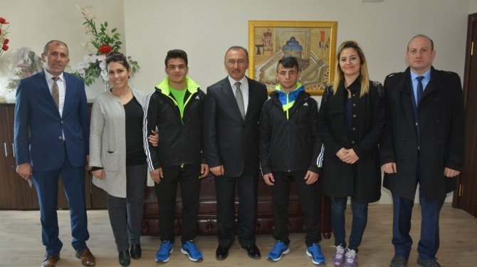 Güreşçi öğrencileri Başkan Köksoy’ı ziyaret etti