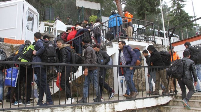 Ölümüne yolcuk! 6 kişilik yelkenlide 60 sığınmacı