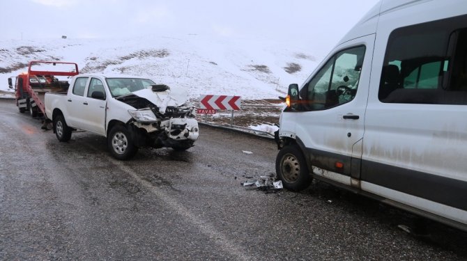 Öğrenci servisiyle kamyonetin çarpışması sonucu 17 kişi ...