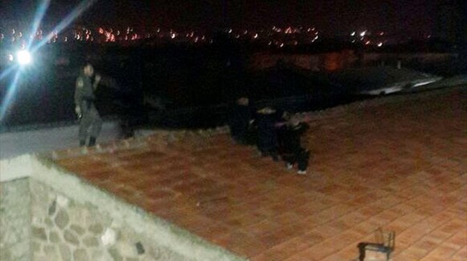 Cezaevinden firar etmeye çalışan mahkumlar çatıda yakalandı