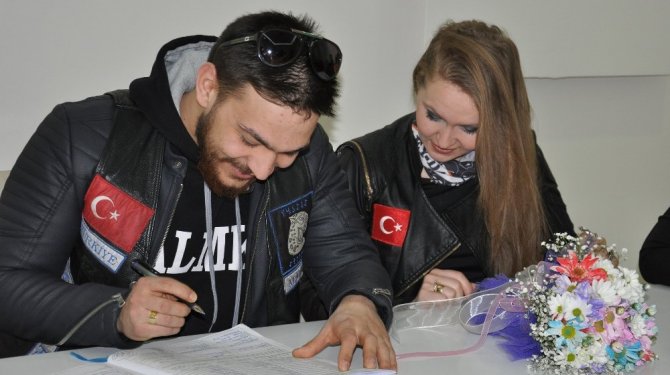 Motosiklet tutkunu çift nikahlarına bakın nasıl gitti