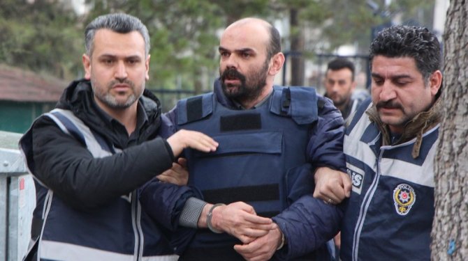 Katili evlerine kadar girmiş!