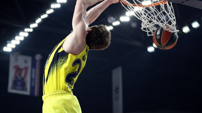 Anadolu Efes, Fenerbahçe'yi mağlup etti