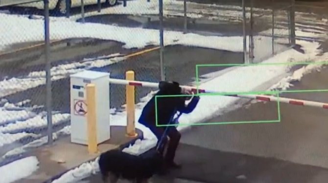 Otopark bariyeri kadının kafasına çarptı