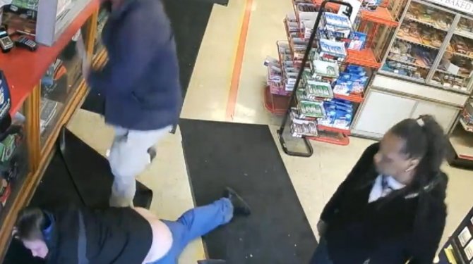 Kadın yumruğuyla adamı yere serdi!