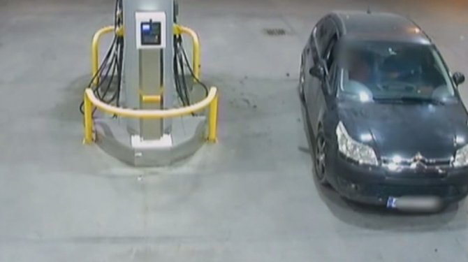 20 yıllık arkadaşının arabasını çaldı