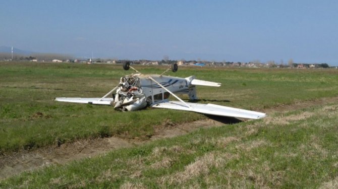 Eğitim uçağı pistten çıkıp takla attı