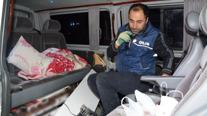 Minibüsün değil kaçak sigara deposu!